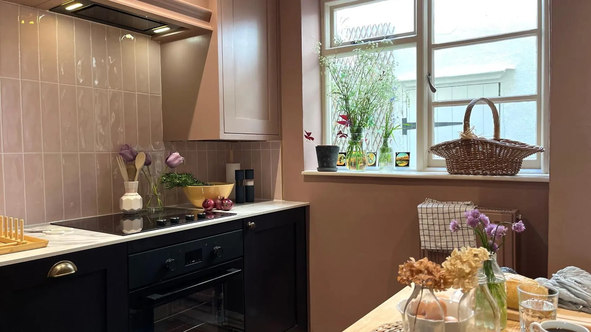 Cute Georgian Cottage, Central, Newly Renovated Bath